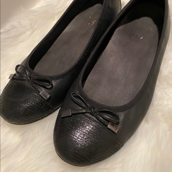 Vionic Leather Flats - Picture 1 of 5